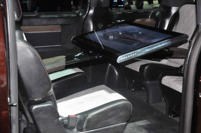 El Traveller cuenta con asientos deslizantes a través de un sistema de rieles